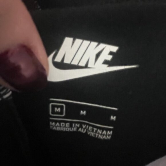 Nike Sportswear Women's T-Shirt Grey Short Sleeve Crew Neck Casual Top Sz Medium - Picture 3 of 3